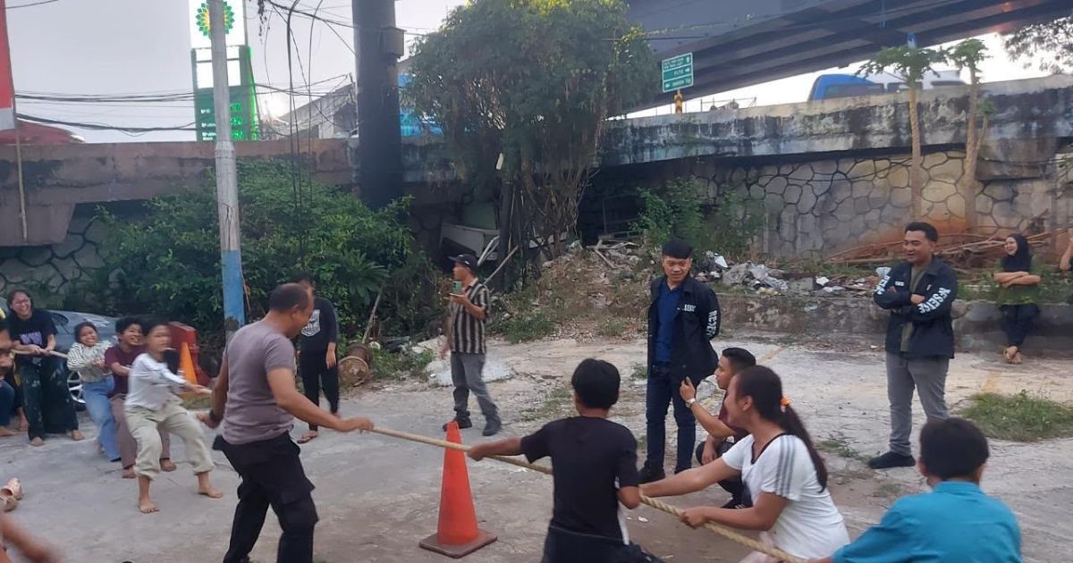 Polsek Metro Penjaringan menggelar lomba tradisional bersama warga dalam rangka Hari Bhayangkara ke-80 di RW 011, Kelurahan Pluit, Kecamatan Penjaringan, Jakarta Utara, Rabu (1/7/2026). [Foto: Polsek Metro Penjaringan]