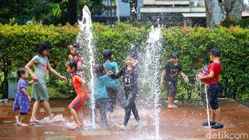 Sejumlah anak bermain di area air mancur Taman Puring, Jakarta. Ruang publik tersebut menjadi salah satu destinasi favorit untuk mengisi libur sekolah tanpa biaya masuk.