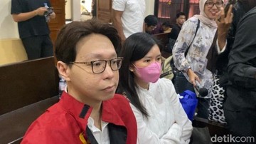 Richard Lee dalam persidangan di Pengadilan Negeri Tangerang. Foto: Muhammad Ahsan Nurrijal