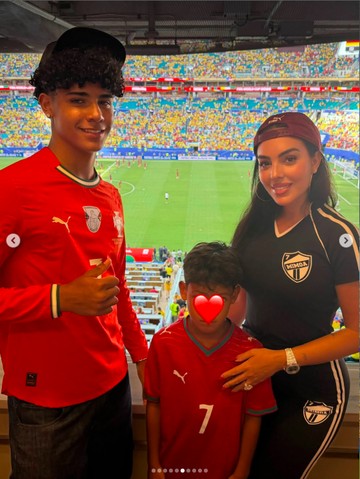 Tampil Santai, Georgina Rodriguez Dukung Portugal di Laga Krusial Piala Dunia Bersama Keluarga