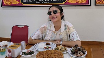 Sosok artis Febby Rastanty tengah menjadi sorotan, usai mengunggah video di Instagram pribadinya yang sedang mencari suaminya dalam atraksi terjun payung di acara HUT Bhayangkara Polri ke-80. Foto: Instagram @febbyrastanty
