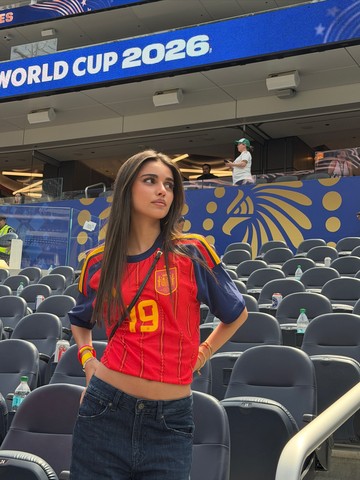 Sorotan Gaya Ines Garcia: Transformasi Jersey Timnas Spanyol Jadi Busana Modis Saat Mendukung Lamine Yamal di Piala Dunia 2026