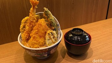 Saat jam makan siang, restoran ini hampir selalu dipenuhi pekerja kantoran. Pemesanan dilakukan lewat mesin self-service, sementara semua menu dimasak setelah dipesan. Foto: detikFood