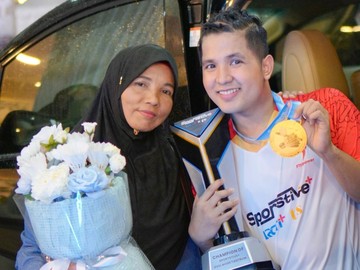Mobil yang diberi Jirayut untuk ibunya begitu keren, bermerek Toyota. Ini momen saat orang tua Jirayut berfoto dengan latar belakang kendaraan roda empat tersebut. (Foto: dok Instagram jirayutdaa4official)