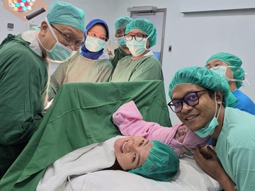 Ini dia putri pertama Dzawin Nur dengan sang istri, Renny Rachmawaty. Namanya Frasa. (Foto: dok Instagram dzawin_nur)
