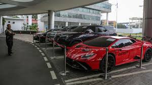 Sejumlah mobil sitaan penyidik Jaksa Agung Muda Bidang Tindak Pidana Khusus (Jampidsus) berjejer di Kejaksaan Agung, Jakarta, Jumat (3/7/2026).  (ANTARA FOTO/Asprilla Dwi Adha)