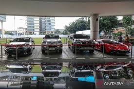 Sejumlah mobil sitaan penyidik Jaksa Agung Muda Bidang Tindak Pidana Khusus (Jampidsus) berjejer di Kejaksaan Agung, Jakarta, Jumat (3/7/2026). Kejaksaan Agung menyita sejumlah aset berupa mobil Lamborghini, Toyota Fortuner, Toyota Camry, ekskavator, dump truck, dan kapling tanah milik beneficial owner (pemilik manfaat) PT QSS berinisial SDT alias Aseng yang merupakan tersangka kasus dugaan korupsi penyimpangan tata kelola izin usaha pertambangan (IUP) di Kalimantan Barat tahun 2017-2025. ANTARA FOTO/Asprilla Dwi Adha/nym.