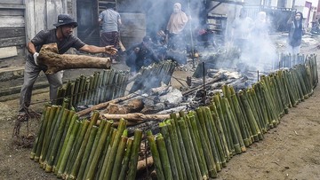 Warga memasak lemang dalam tradisi Balema di perkampungan adat Kedepatian Tanjung Pauh Mudik, Desa Tanjung Pauh Mudik, Kerinci, Jambi. Tradisi tersebut menjadi bagian dari persiapan menjelang Kenduri Sko. ANTARA FOTO/Wahdi Septiawan