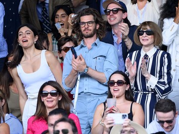 Andrew Garfield dan Monica Barbaro nonton tenis di Wimbledon, Inggris. (Foto: WireImage/Karwai Tang)