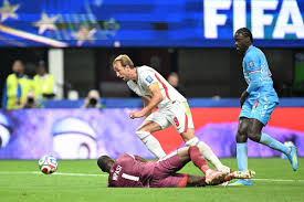 Momen penyerang timnas Inggris Harry Kane berduel dengan kiper timnas Republik Demokratik Kongo Lionel Mpasi dalam laga babak 32 besar Piala Dunia 2026 di Stadion Atlanta, Amerika Serikat, pada Rabu (1/7/2026) waktu setempat. (Foto oleh Roberto Schmidt/AFP)(AFP/ROBERTO SCHMIDT)