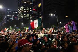 Para penggemar sepak bola Meksiko merayakan kemenangan Meksiko atas Ekuador setelah pertandingan Piala Dunia FIFA 2026 di monumen Angel of Independence, Mexico City, pada 30 Juni 2026.
Setidaknya empat orang tewas dalam perayaan massal di Mexico City untuk merayakan keberhasilan tim nasional sepak bola melaju di Piala Dunia 2026, menurut laporan pemerintah setempat.(CLAUDIA ROSEL/AFP)