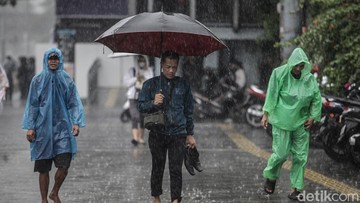 Mengurai Fakta Ilmiah: Benarkah Air Hujan Jakarta Tercemar Mikroplastik, Amankah untuk Dikonsumsi?