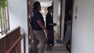 Petugas mendatangi lokasi dugaan pencurian terhadap wisatawan asal India di Kuta, Badung, Bali. (Dok. Polresta Denpasar)