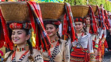 Suasana Car Free Day (CFD) di kawasan Bundaran HI, Jakarta, Minggu (5/7/2026), semakin semarak dengan hadirnya Jakarta World Folklore Festival yang menampilkan pertunjukan seni budaya dari tujuh negara.