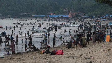 Salah satu destinasi yang tetap menjadi favorit wisatawan adalah kawasan Pantai Carita di Kabupaten Pandeglang. Saat akhir pekan dan musim liburan, kawasan ini dipadati pengunjung yang menikmati keindahan pantai, bermain di tepi laut, hingga bersantai di keramba apung sambil menikmati panorama Selat Sunda. Suasana yang nyaman dan akses yang relatif mudah menjadikan Pantai Carita sebagai pilihan utama bagi wisatawan, khususnya dari wilayah Jabodetabek. ANTARA FOTO/Angga Budhiyanto