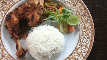 Renyah di luar, juicy di dalam, Chickin atau ayam goreng dari Korea Selatan memiliki ciri khas balutan saus yang bikin nagih. Tak heran ayam goreng ini jadi juara pertama. Foto: Taste Atlas