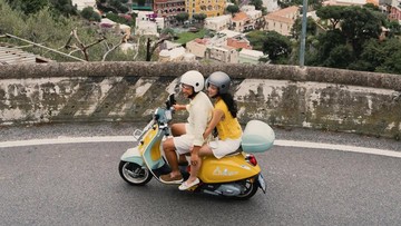 Medina Dina dan Gading Marten beberapa waktu lalu liburan di Italia. Keduanya mengunggah foto kebersamaan di Italia dan OOTD-nya kompak banget. (Foto: dok Instagram gadiiing / abiismail)