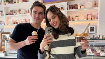 Cinta Laura dan Michael Johnston pertama bertemu dalam sebuah film. Mereka dipasangkan sebagai kekasih dalam film Drama Drama. Ini momen Cinta dan Johnston syuting pada 2017. Foto: Instagram @claurakiehl