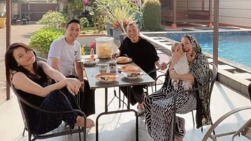 Ayu Ting Ting dan Kevin menghabiskan akhir pekan kemarin di salah satu villa. Foto: dok instagram Umi Kalsum