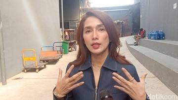 Ussy Sulistiawaty, memutuskan untuk menutup usaha Nasi Bejek yang ada di kawasan Jakarta Selatan. Usaha itu diketahui dibuka pada 2024. Foto: Ahsan/detikHOT