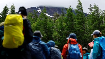 Ilustrasi mendaki gunung di Jepang. (REUTERS/Issei Kato)