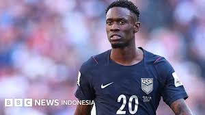 Keterangan gambar, Folarin Balogun (kanan) menjadi pemain utama AS saat menghadapi Belgia di babak 16 besar Piala Dunia 2026, Selasa (07/07) pagi WIB di Seattle, Washington, AS.