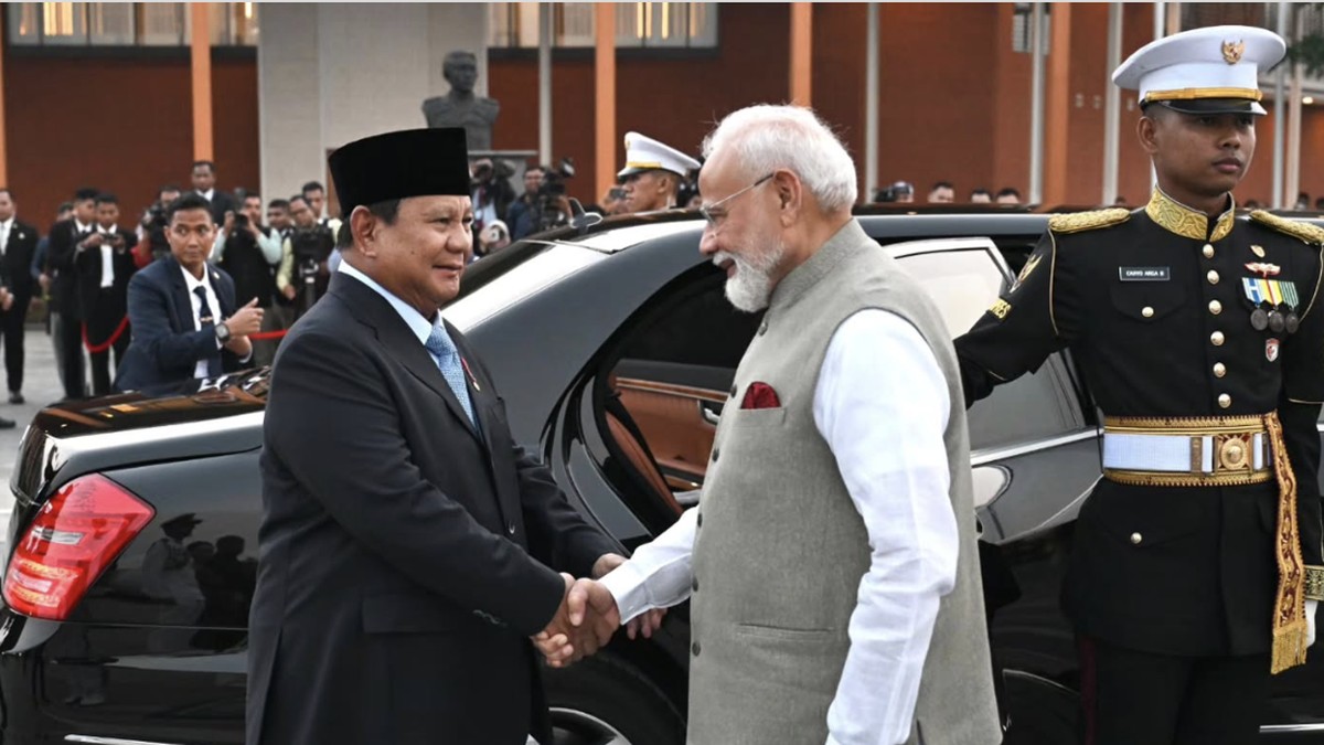 Foto: Pesawat yang membawa PM India dikawal secara khusus oleh 3 pesawat tempur F-16 dan 2 pesawat tempur Sukhoi saat memasuki wilayah udara Indonesia. (Dok Sekretariat.Kabinet)