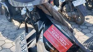 Kendaraan yang belum bayar pajak akan dipasangkan stiker berwarna merah. Sementara yang sudah membayar pajak akan dipasang stiker berwarna biru. ANTARA/Ho
