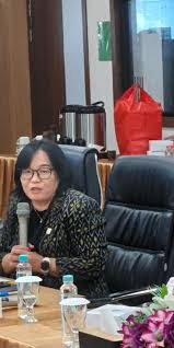 General Manager PLN UID Kalbar, Maria G. I. (tengah) usai menghadiri pertemuan dengan sejumlah tokoh adat dan masyarakat di Pontianak, Selasa (7/7/2026) (ANTARA/Rendra Oxtora)