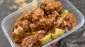 Meski isu ikan sapu-sapu untuk siomay masih santer, masih banyak juga penjual siomay kaki lima yang jujur dan menggunakan ikan tenggiri asli. Salah satunya penjual siomay gerobakan di kawasan Kebon Sirih Barat II, Jakarta Pusat. Foto: Yenny Mustika Sari/detikcom