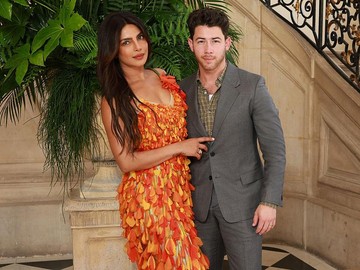 Priyanka Chopra dan Nick Jonas tampil dalam acara fashion show haute couture musim gugur dari Dior. (Foto: WWD via Getty Images/Swan Gallet)