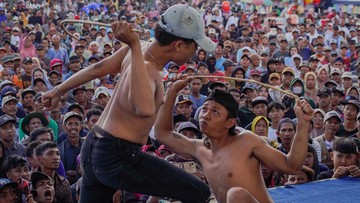 Dalam prosesi Ojung, dua peserta bergantian saling menyabet tubuh lawannya menggunakan rotan dengan aturan tertentu. Meski terlihat menegangkan, tradisi ini berlangsung dalam suasana penuh sportivitas dan disaksikan antusias oleh warga yang memadati lokasi acara. ANTARA FOTO/Irfan Sumanjaya