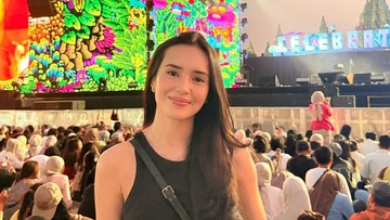 Tampilan Beby Tsabina menikmati suasana sore di Candi Prambanan. Foto: Instagram @bebytsabina
