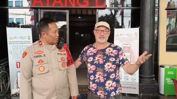 WN Prancis dijambret HP-nya saat berwisata di Kota Tua, Tamansari, Jakbar. Korban mengapresiasi polisi yang telah menangkap pencuri dan mengembalikan HP-nya. (dok Ist)