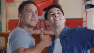 Maxime Bouttier mengunggah video POV punya teman yang bapak-bapak banget. Dalam video tersebut, Maxime mengajak Hamish Daud selfie untuk memberikan kabar ke Luna Maya. Inilah pose bapak-bapak Hamish yang mengangkat jempol saat pose. Foto: Instagram @bouttier_maxime