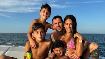 Kebersamaan keluarga Messi saat berlayar di tengah laut. Lionel Messi dan Antonela tampak menikmati waktu bersama ketiga putra mereka, Thiago, Mateo, dan Ciro Messi Roccuzzo, di atas yatch. (Instagram Antonela Roccuzzo)