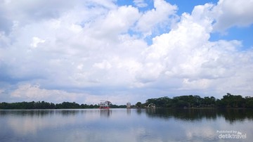 Pantulan awan dan langit biru di Danau Jakabaring