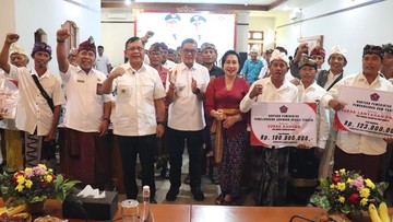 Pemkab Buleleng menyalurkan bantuan sarana dan prasarana pertanian senilai lebih dari Rp 3,6 miliar kepada 30 subak di Buleleng, Rabu (8/7/2026). (Foto: Dok. Pemkab Buleleng)