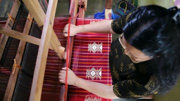 Selain dikenal sebagai daerah penghasil buah dan sayuran, Kabupaten Karo juga menjadi salah satu sentra kerajinan ulos di Indonesia. Harga jual ulos bervariasi, mulai dari sekitar Rp150 ribu hingga Rp850 ribu per helai, bergantung pada ukuran, motif, dan tingkat kerumitan pembuatannya. ANTARA FOTO/Yudi Manar