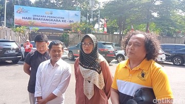 Eks ART Erin didampingi pengacara datangi Polres Jakarta Selatan. Foto: Ahsan/detikHOT