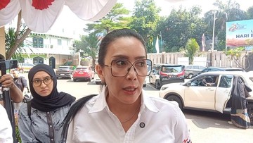 Rieke Diah Pitaloka datangi Polres Jakarta Selatan. Foto: Ahsan/detikHOT