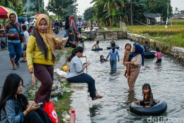 Fenomena Libur Sekolah, Saluran Irigasi di Karawang Jadi Destinasi Wisata Air Dadakan yang Ramai Dikunjungi