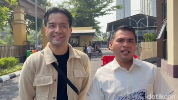 Revand Narya dan pengacaranya saat ditemui di kawasan Jakarta. Foto: Febri/detikhot