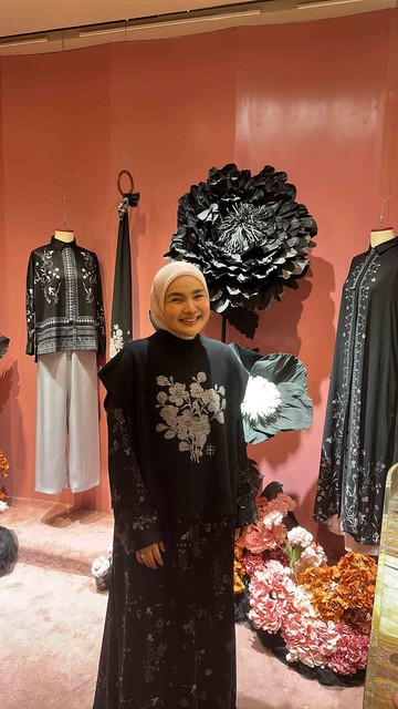 Ria Miranda Tampil Beda: Eksplorasi Warna Hitam dalam Koleksi 