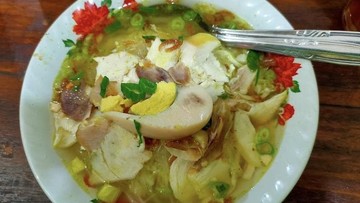 Soto Lamongan Cak Arifin bisa jadi pilihan. Lokasinya di kawasan Duren Sawit, Jakarta Timur. Soto berkuah bening agak kuning ini disajikan bersama ayam suwir, telur, dan koya. Jangan lupa tambahkan sambal agar makin nikmat. Foto: Google Review