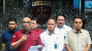 Direktur Penyidikan Jaksa Agung Muda Tindak Pidana Khusus (Jampidsus) Kejaksaan Agung Syarief Sulaeman Nahdi (kiri) memberikan keterangan pers di Kantor Jampidsus, Kejaksaan Agung, Jakarta, Rabu (8/7/2026). Kejaksaan Agung menetapkan tiga tersangka dalam kasus dugaan korupsi tata kelola pertambangan mineral nonlogam yang melibatkan PT Putraprima Mineral Mandiri (PMM) pada periode 2018–2019.