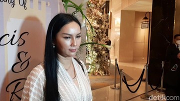 Perang komentar ini terlihat dalam Instagram Kalina Oktarani. Kala itu, Kalina mengunggah video sedang menyaksikan konser Nassar. Foto: Febri/detikHOT