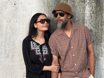 Nadya Naufel merayakan ulang tahun ke-40 secara sederhana yakni di rumah dengan diberikan kue spesial dari sang suami, Alex Abbad. 
