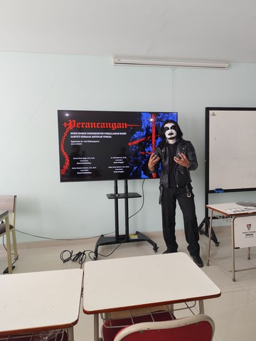 Mahasiswa Purwokerto Gebrak Sidang Tugas Akhir, Tampil Unik dengan Nuansa Black Metal