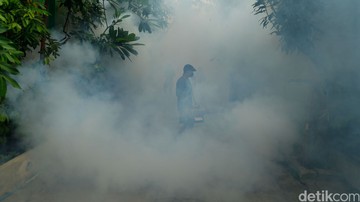 Pencegahan Dini DBD di Bekasi: Warga Puri Cendana Lakukan Fogging Antisipasi Musim Kemarau